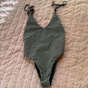 Black and white one piece swimmie 👙